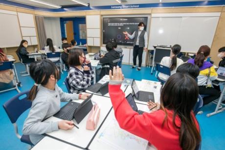 Students at Suwon Yeonmu Elementary School in Gyeonggi Province participate in class using Samsung Electronics' IT devices, March 20. / Courtesy of Samsung Electronics